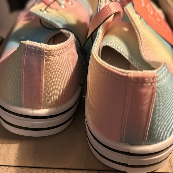 New Josiny woman’s low tops - Picture 3 of 8